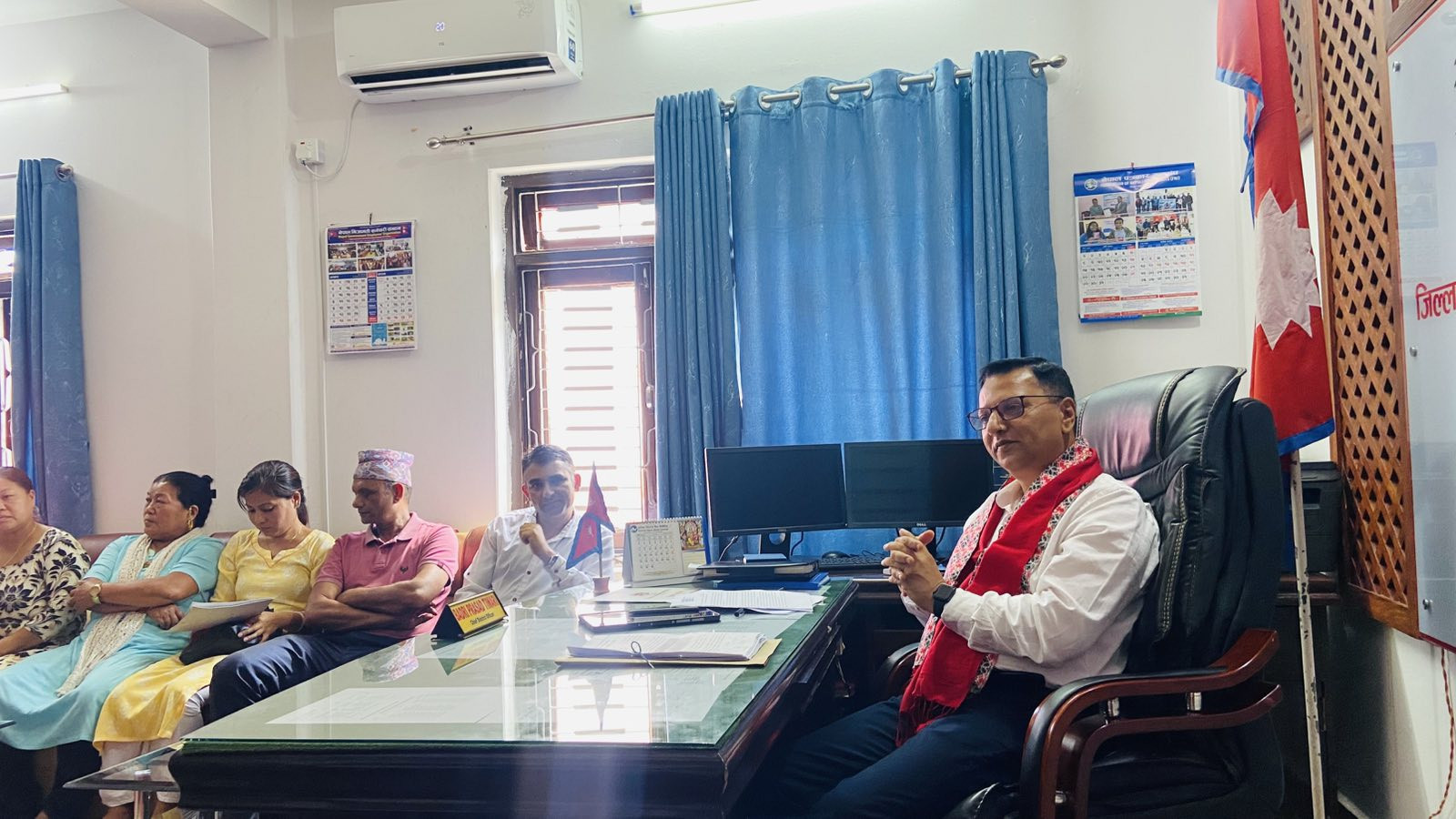 मिति २०८२/५/१८ गते प्रमुख जिल्ला अधिकारी श्री बद्रीप्रसाद तिवारी र  गैर सरकारी संस्था महासंघका प्रमुख र प्रतिनिधि बीच परिचयात्मक बैठक, अन्तरक्रिया कार्यक्रम र गैर सरकारी संस्थाका समसामयिक विषयमा छलफल सम्पन्न भएको छ ।