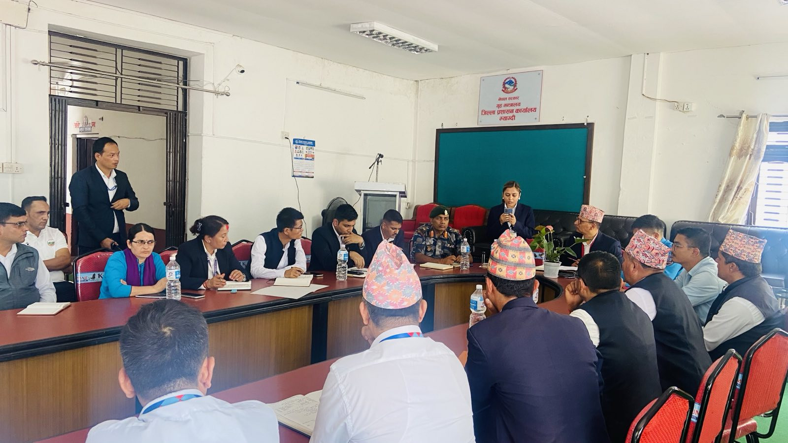 मितिः २०८२/०५/११ गते जिल्ला प्रशासन कार्यालयमा भएको कार्यालय प्रमुखको नियमित बैठकको केही झलकहरु ।